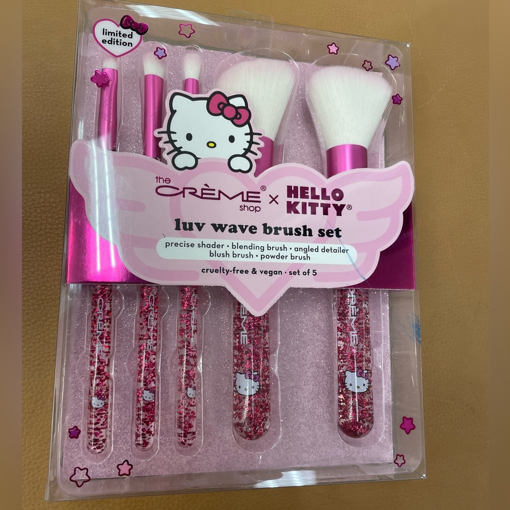 New! The Creme Shop x Hello Kitty Luv Wave Brush Set